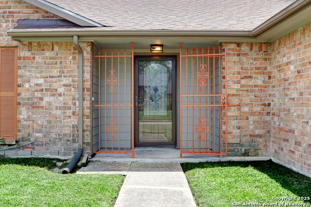 8403 S Meadow Bird Circle, Missouri City, Texas image 4