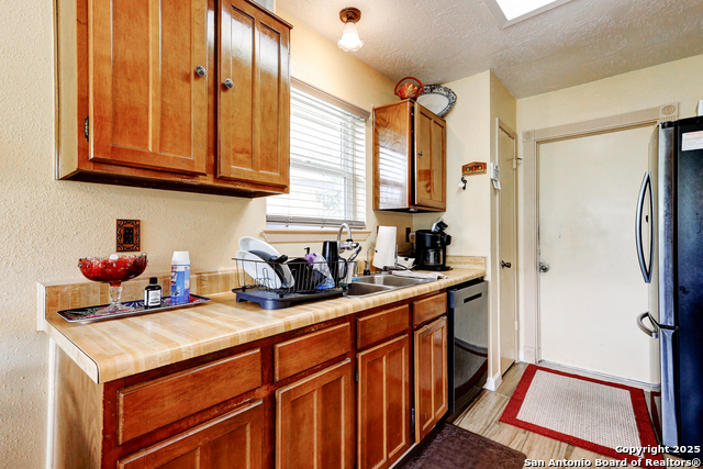 8403 S Meadow Bird Circle, Missouri City, Texas image 9