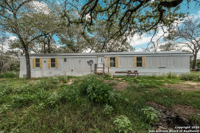 131 Flores Oaks, Floresville, Texas image 2