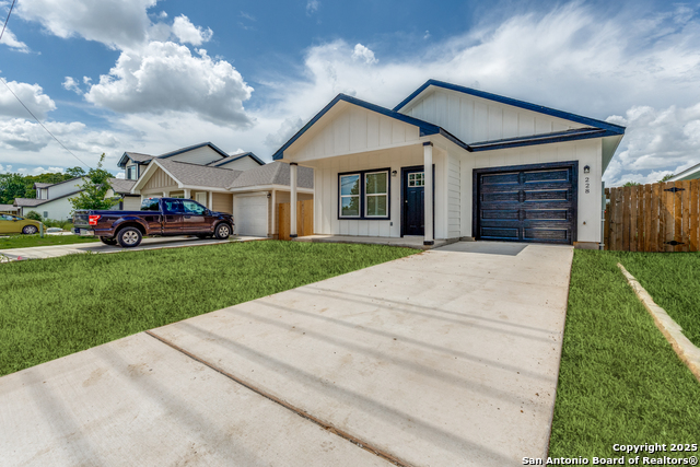228 W Martindale St, Seguin, Texas image 2