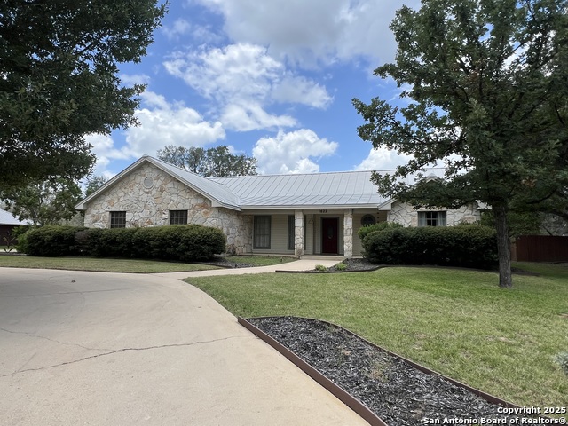 1622 Continental Dr, Pleasanton, Texas image 2