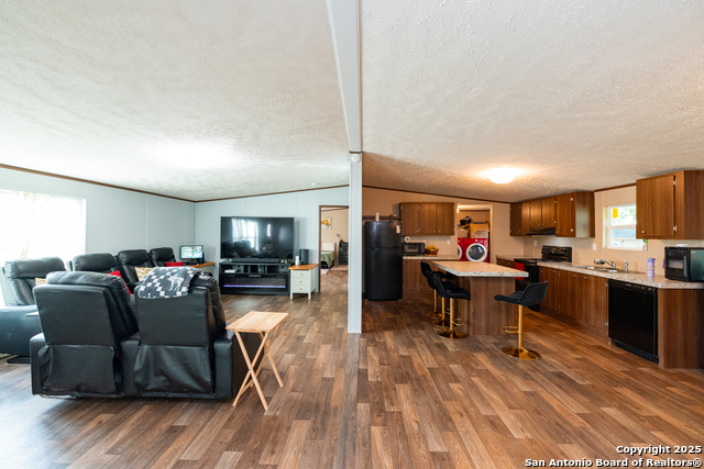 934 7th, Floresville, Texas image 4