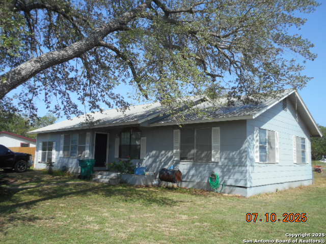 1315 Olive St, Jourdanton, Texas image 2