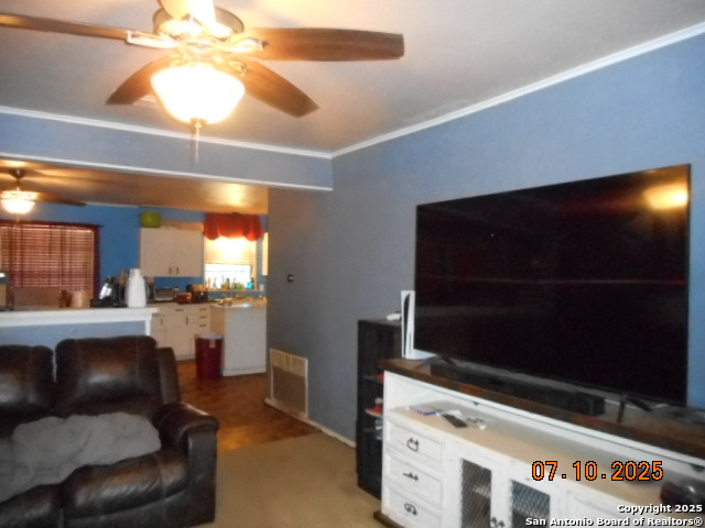 1315 Olive St, Jourdanton, Texas image 4