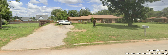 720 S Walnut St, Pearsall, Texas image 2