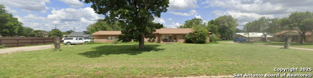 720 S Walnut St, Pearsall, Texas image 3