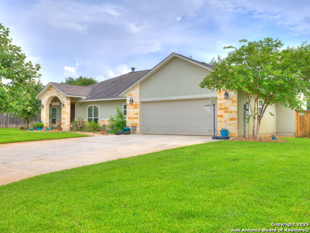 1011 Timbercrest, Pleasanton, Texas image 1