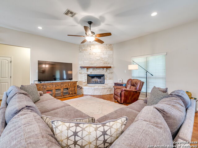 1011 Timbercrest, Pleasanton, Texas image 5