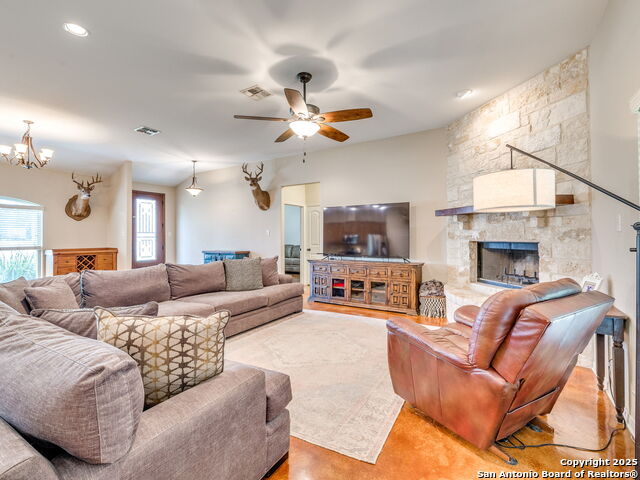 1011 Timbercrest, Pleasanton, Texas image 6