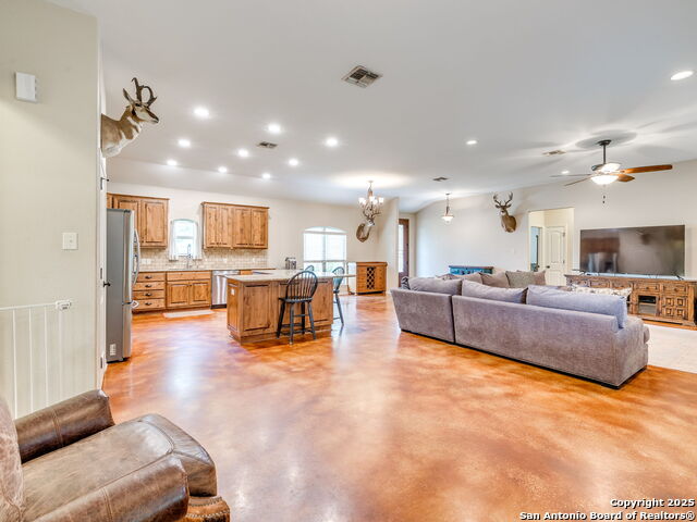 1011 Timbercrest, Pleasanton, Texas image 7