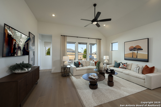 303 Ainslie St W, Castroville, Texas image 4