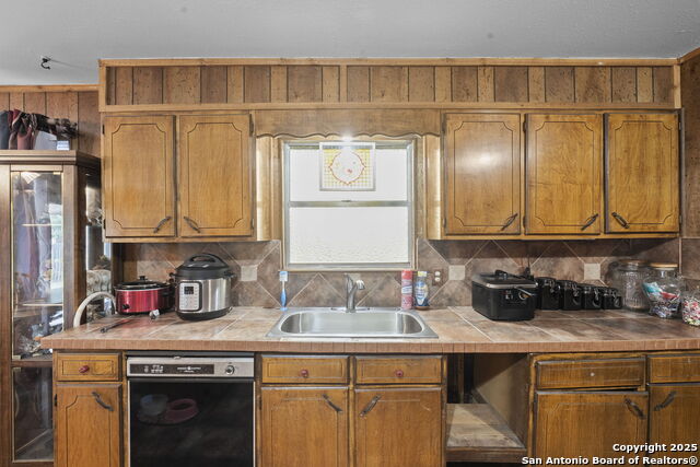 311 Indian Pink, Floresville, Texas image 7