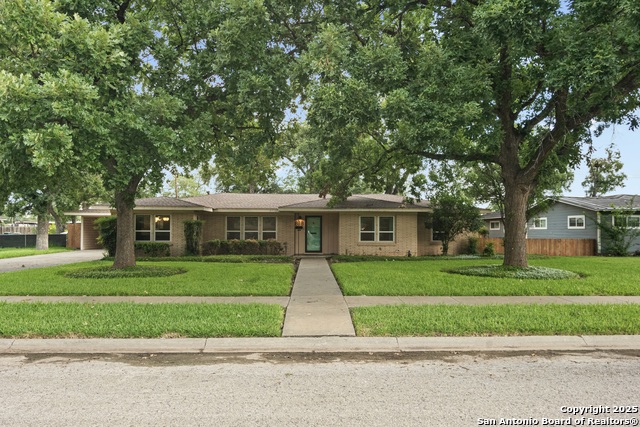 818 Cherry, Uvalde, Texas image 2