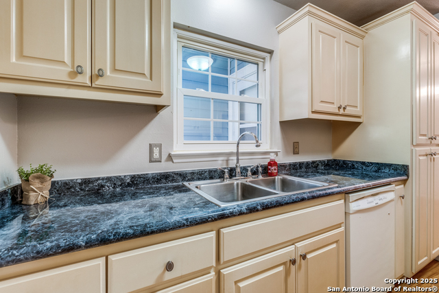 9825 Meadow Hill, Converse, Texas image 13