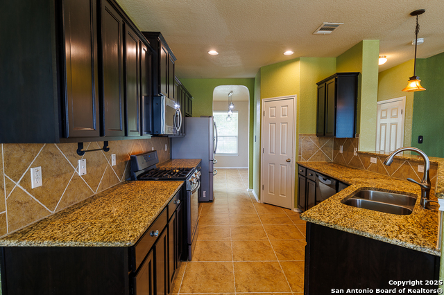 708 Clearbrook Avenue, Schertz, Texas image 10