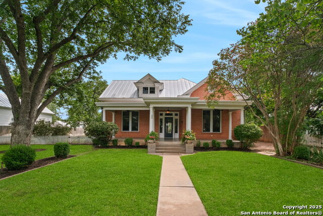 509 W Austin St, Fredericksburg, Texas image 2