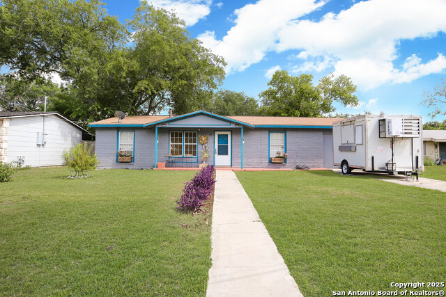 246 Flintstone Ln, Universal City, Texas image 1