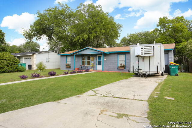 246 Flintstone Ln, Universal City, Texas image 2