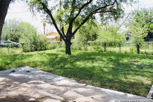 412 E Oak St, Uvalde, Texas image 12