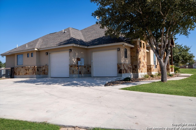 117 Abrego Run, Floresville, Texas image 3