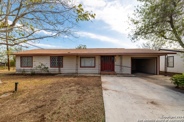 908 Broadway, Jourdanton, Texas image 1