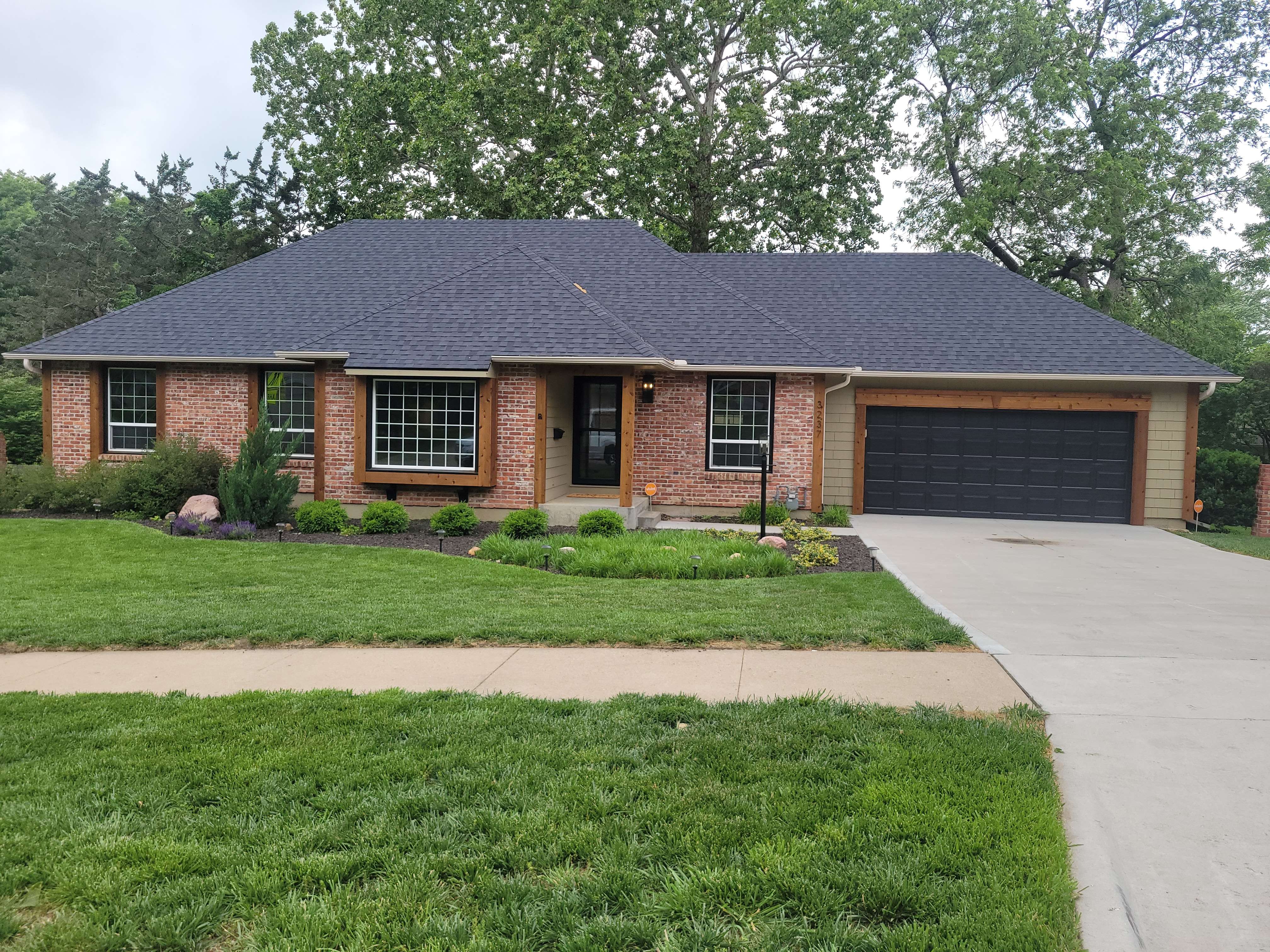 3237 SW MacVicar, Topeka, Kansas image 1